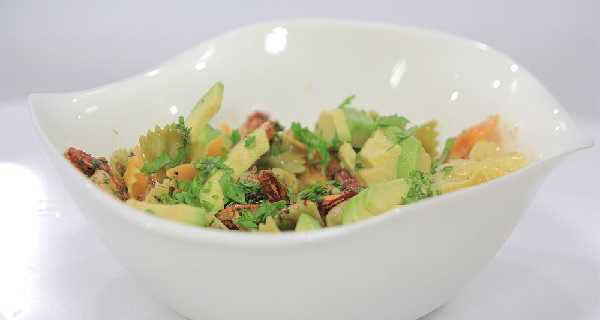 Salade de pâte à l'avocat et aux crevettes