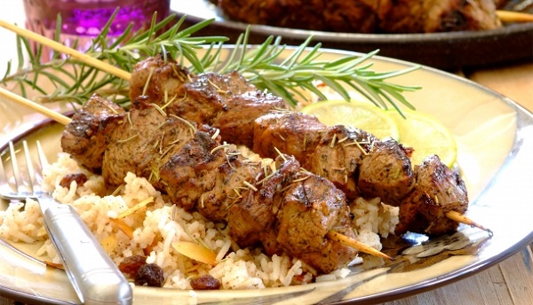 Brochettes d'agneau au riz